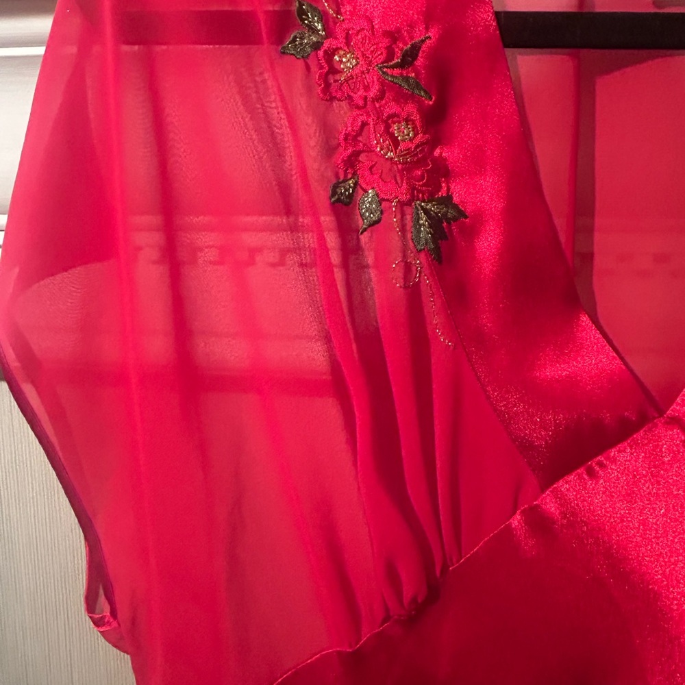 Elegant Red Women's Robe - Picture 4 of 8